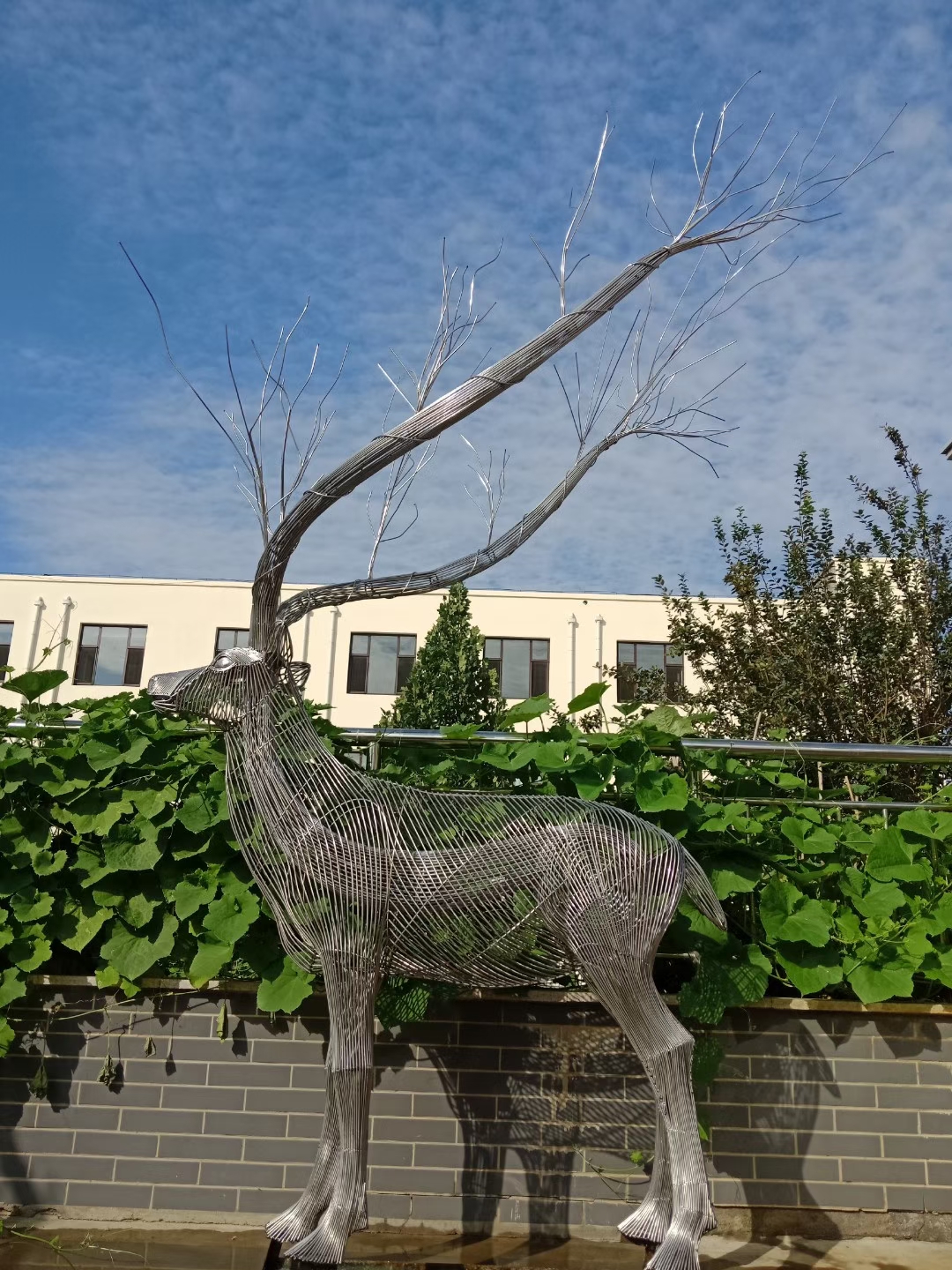 不锈钢园林镂空鹿动物雕塑