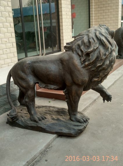 趴着狮子动物标志铜雕