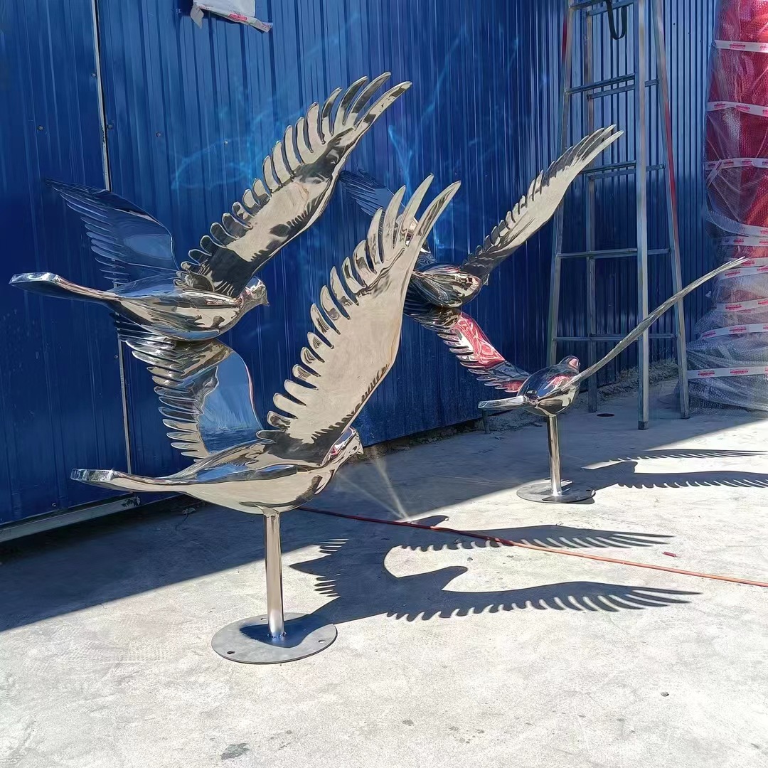 不锈钢鸽子飞翔景观雕塑