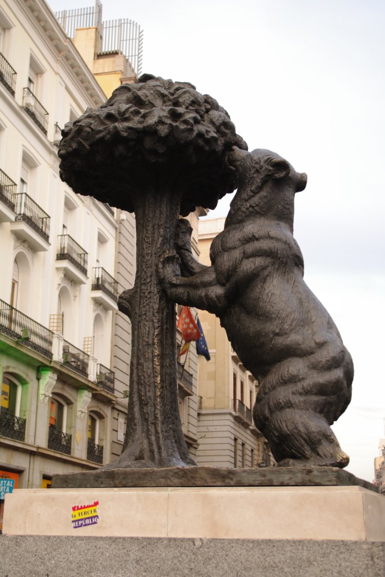爬树的狗熊动物标志铜雕
