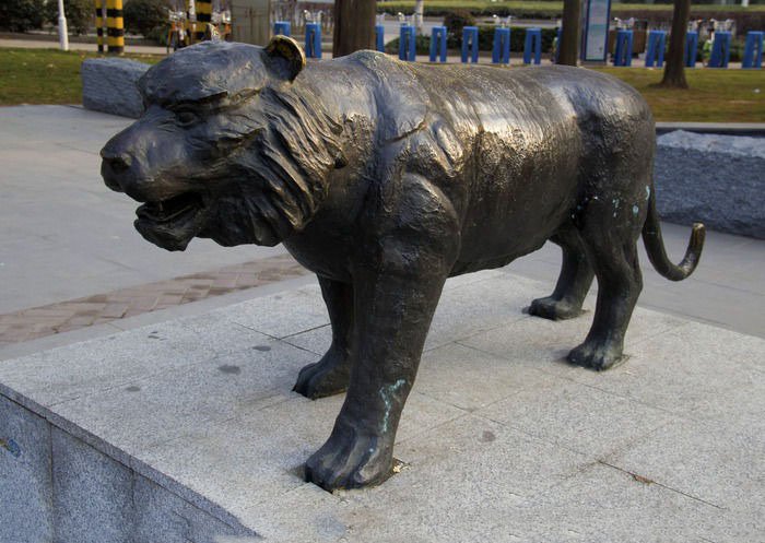 生肖虎动物铜雕