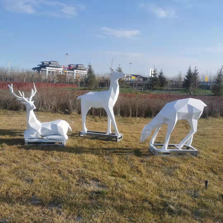 彩绘群鹿不锈钢雕塑