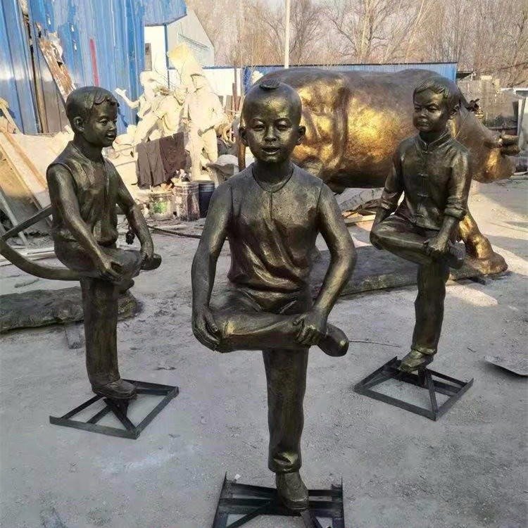 儿童撞拐嬉戏景观铜雕