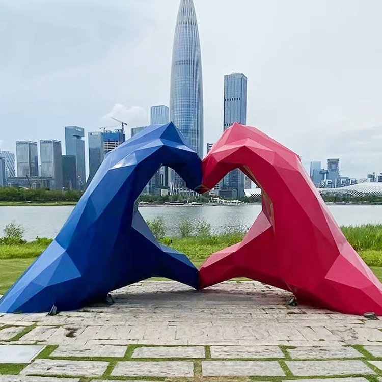 双手爱心雕塑 不锈钢景观雕塑