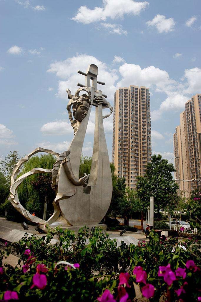 抽象弹琵琶雕塑 城市景观 